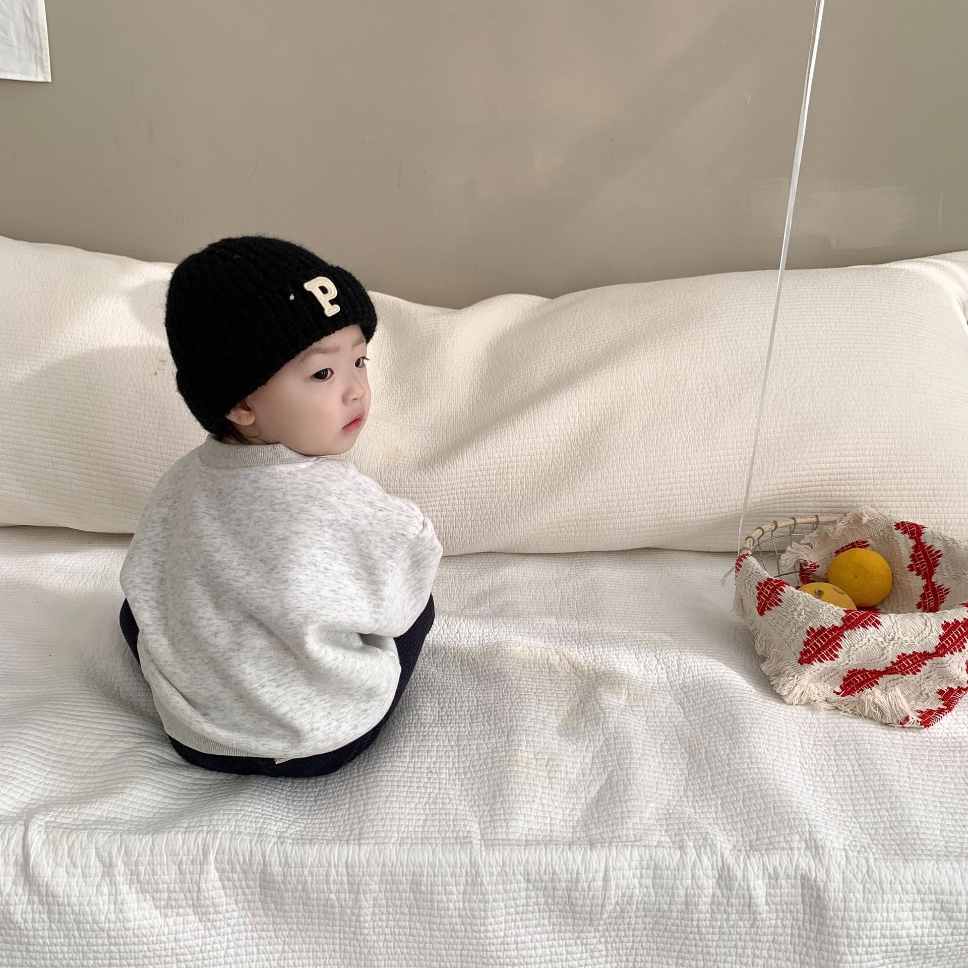 Camisetas gruesas de invierno para niños, ropa exterior para bebés, ropa infantil estilo coreano para otoño e invierno 2024, sudadera con letras y forro polar para bebés