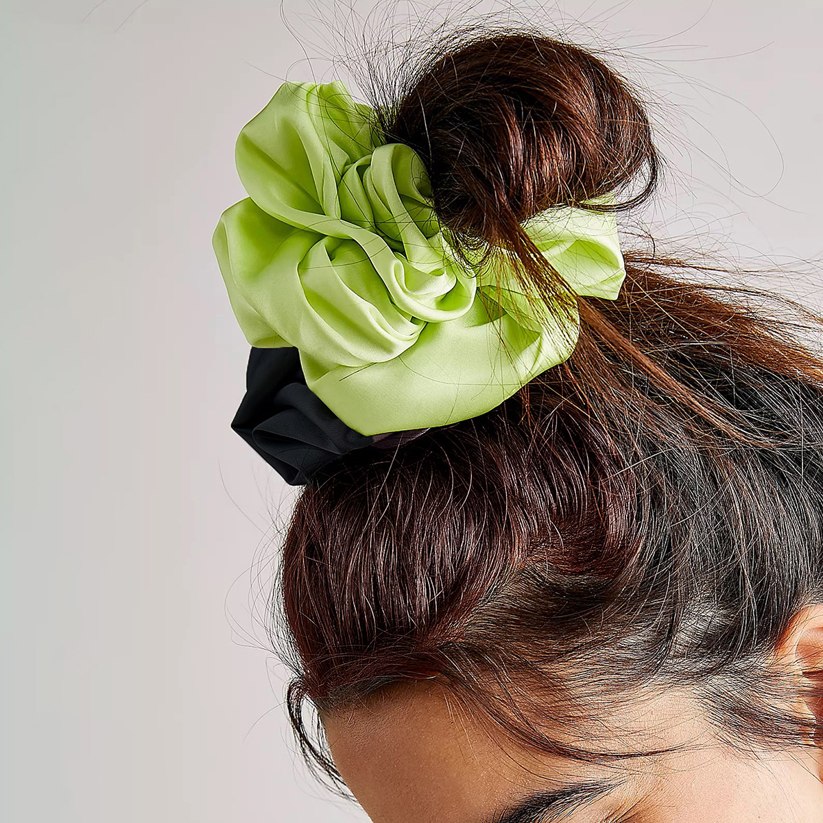 검정색과 녹색의 대비되는 색상