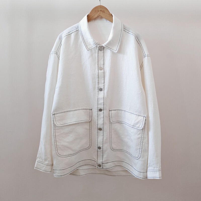 Women's linen jacket with contrasting trim, magnetic snap closure, and workwear style Women's linen jacket with contrasting trim, magnetic snap closure, and workwear style