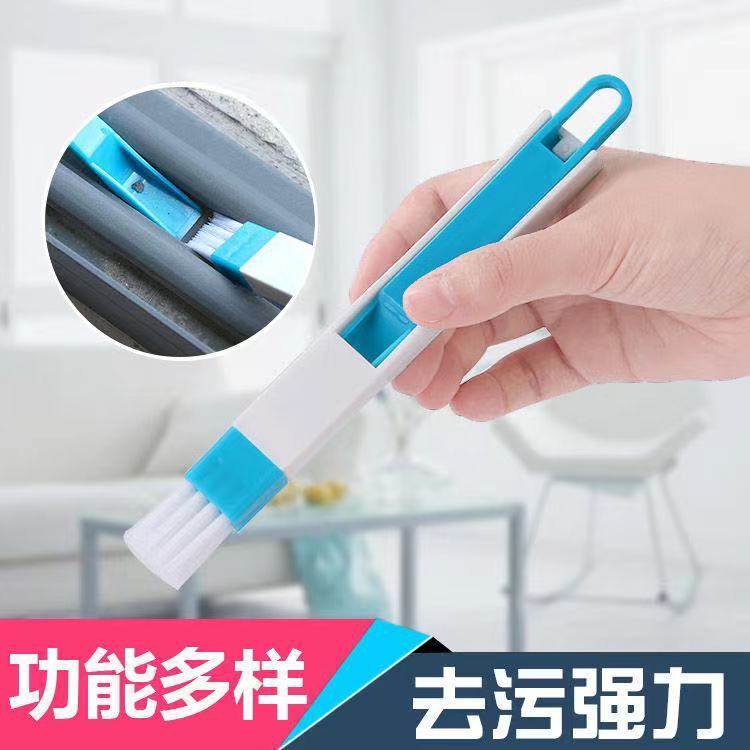 壁の隅の隙間に網戸の溝を塗ってブラシをきれいにします。|undefined
