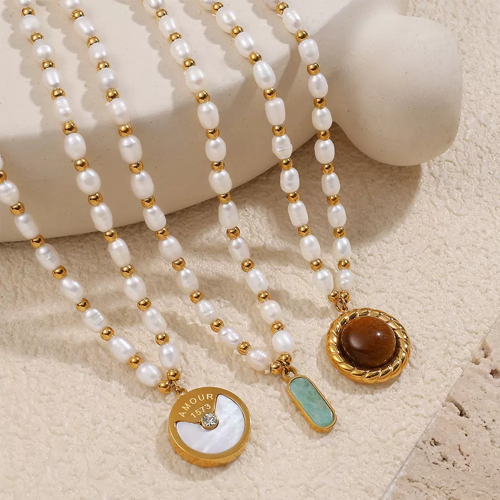 新款2025不锈钢镀金18K金色吊坠项链淡水珍珠百搭轻奢款项链饰品