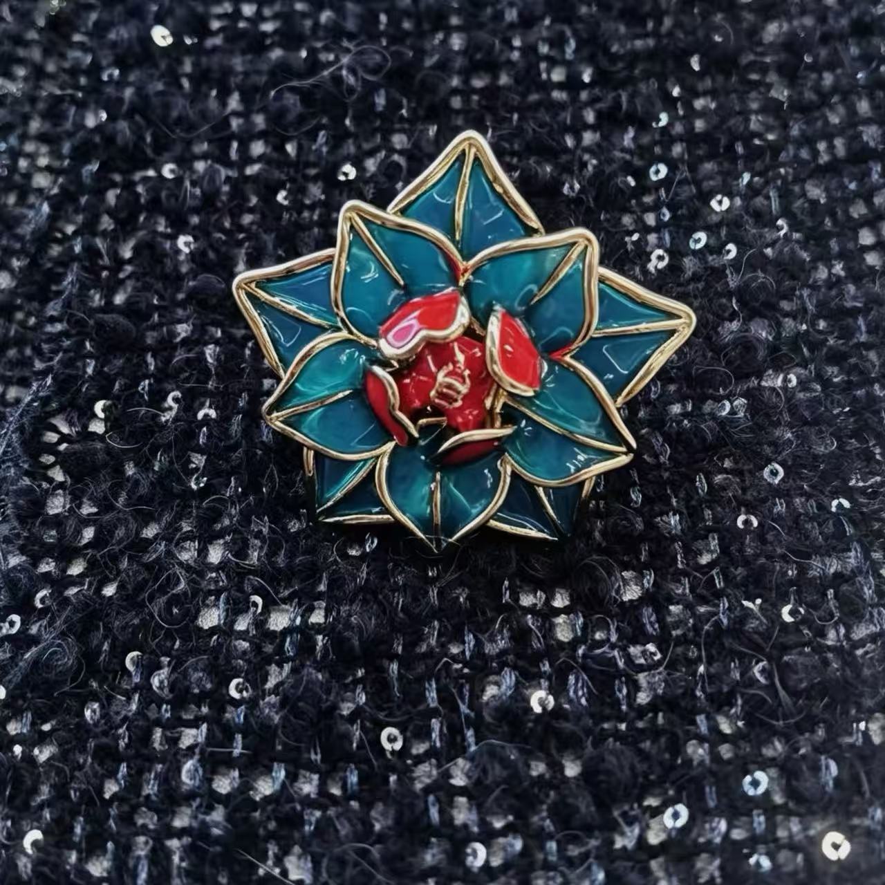 Classic Chanel-Style High-End Gold-Plated Brooch, Fashionable Retro Star Ocean Personality Trend, Sweet and Cool Heart Design