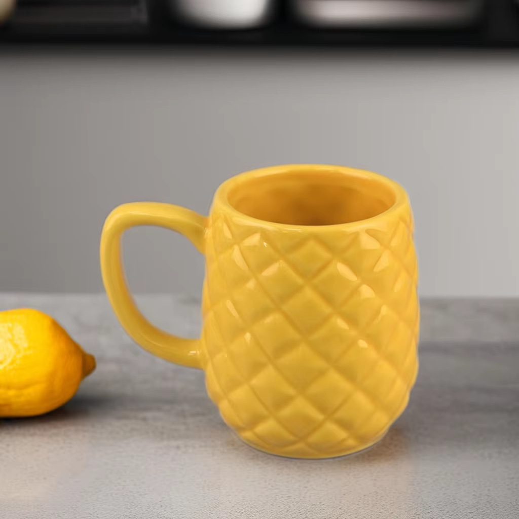 Taza de estilo lindo de cerámica de piña con forma de fruta personalizada creativa Taza de café de alto valor universal de gran capacidad