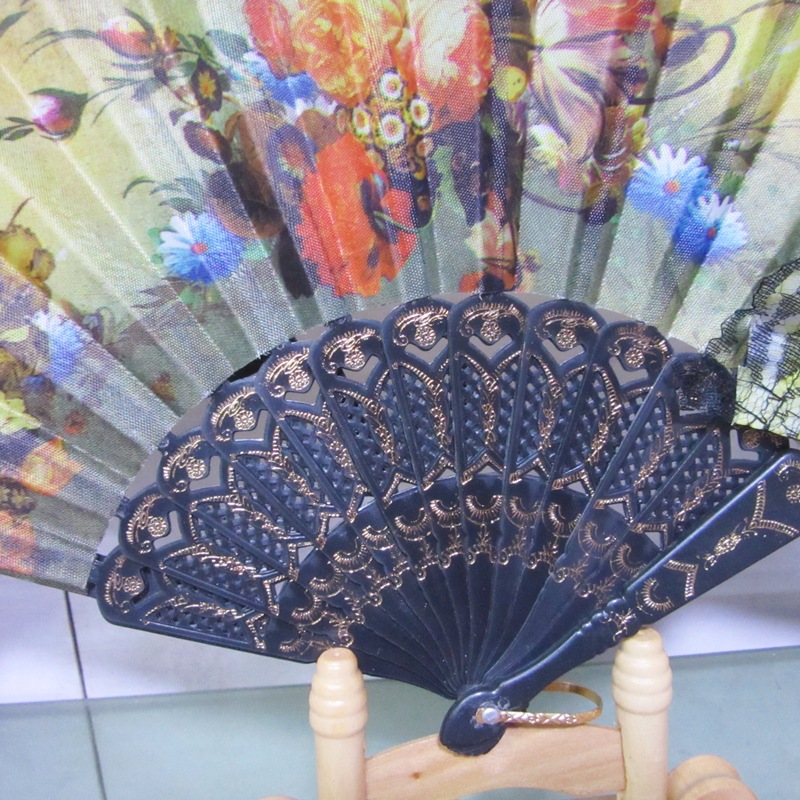 Fabricantes al por mayor belleza de la moda moderna abanico de tela de flores de varilla negra bordado de varilla de plástico abanico de tela de flores de varilla blanca de estilo chino dos estilos