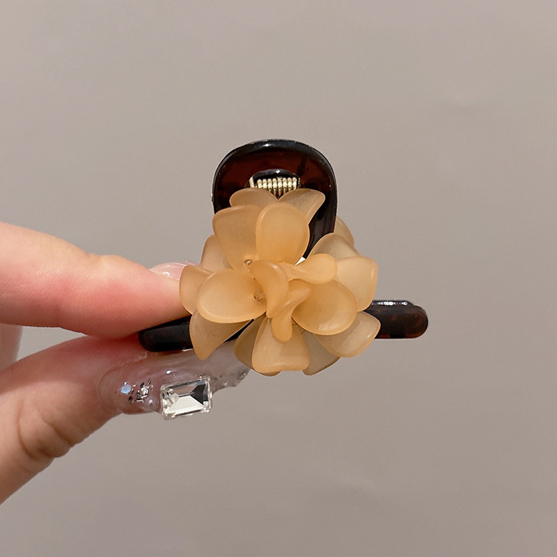 2 # flor de color café de unos 4,5 cm