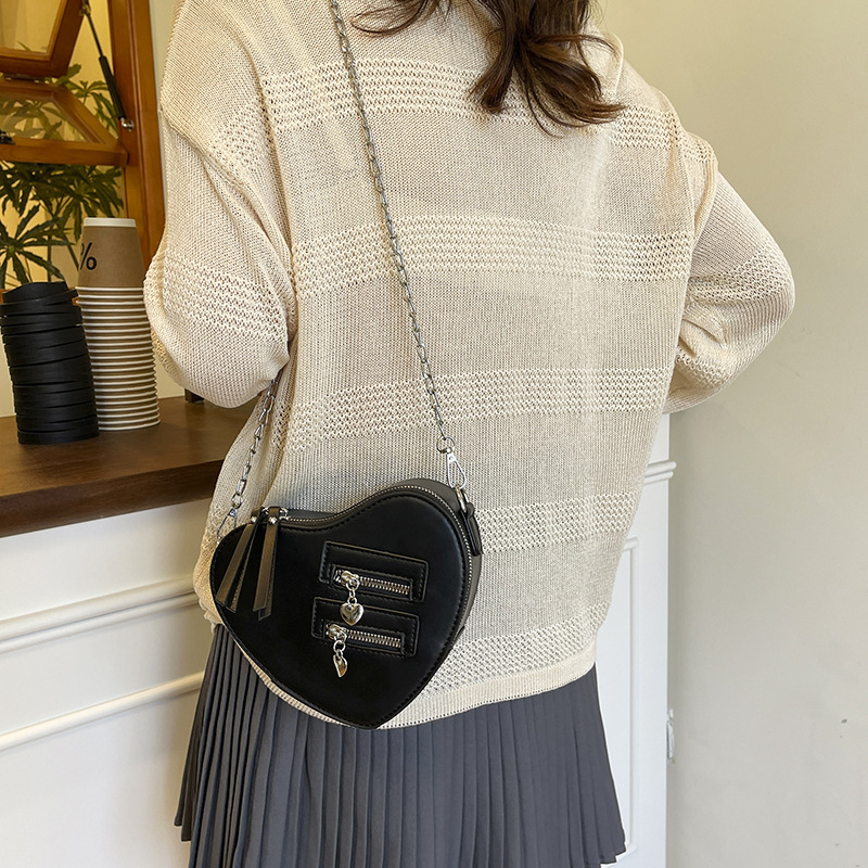 Bolso de cadena de diseño de nicho 2025 verano nuevo bolso femenino personalidad estilo motocicleta bolso de hombro moda amor bolso de mensajero