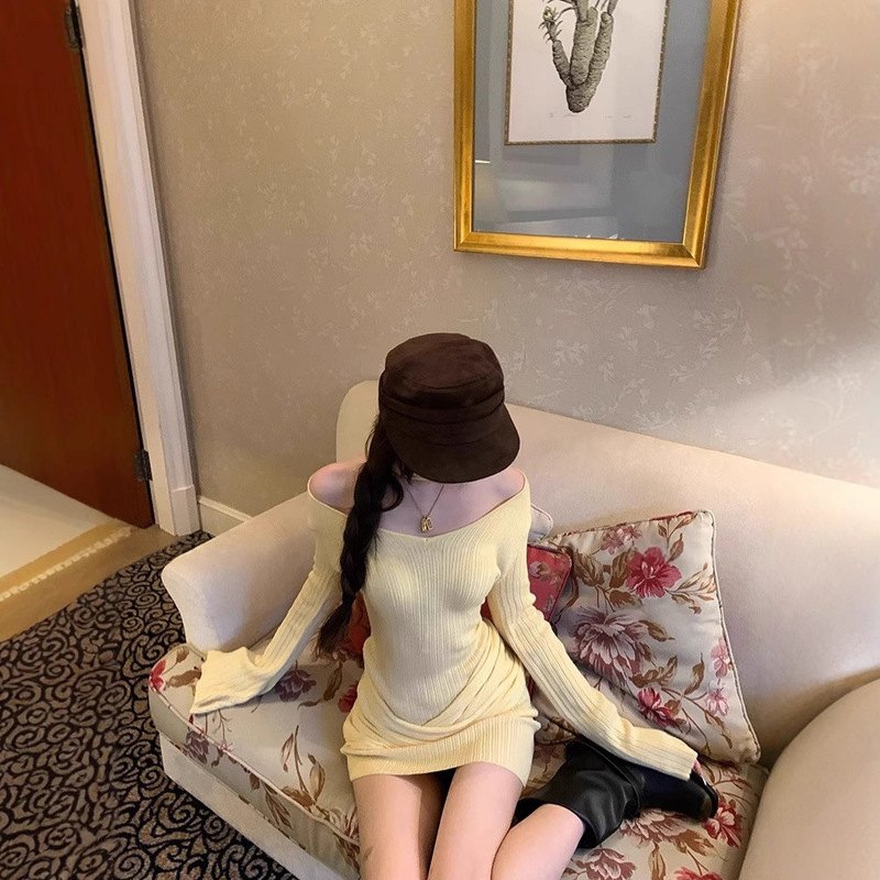 [Heart-Stealing Curve] Aya*V-Neck Knitted Bell-Sleeved Dress with Ribbon Waist and Hip-Hugging Short Skirt