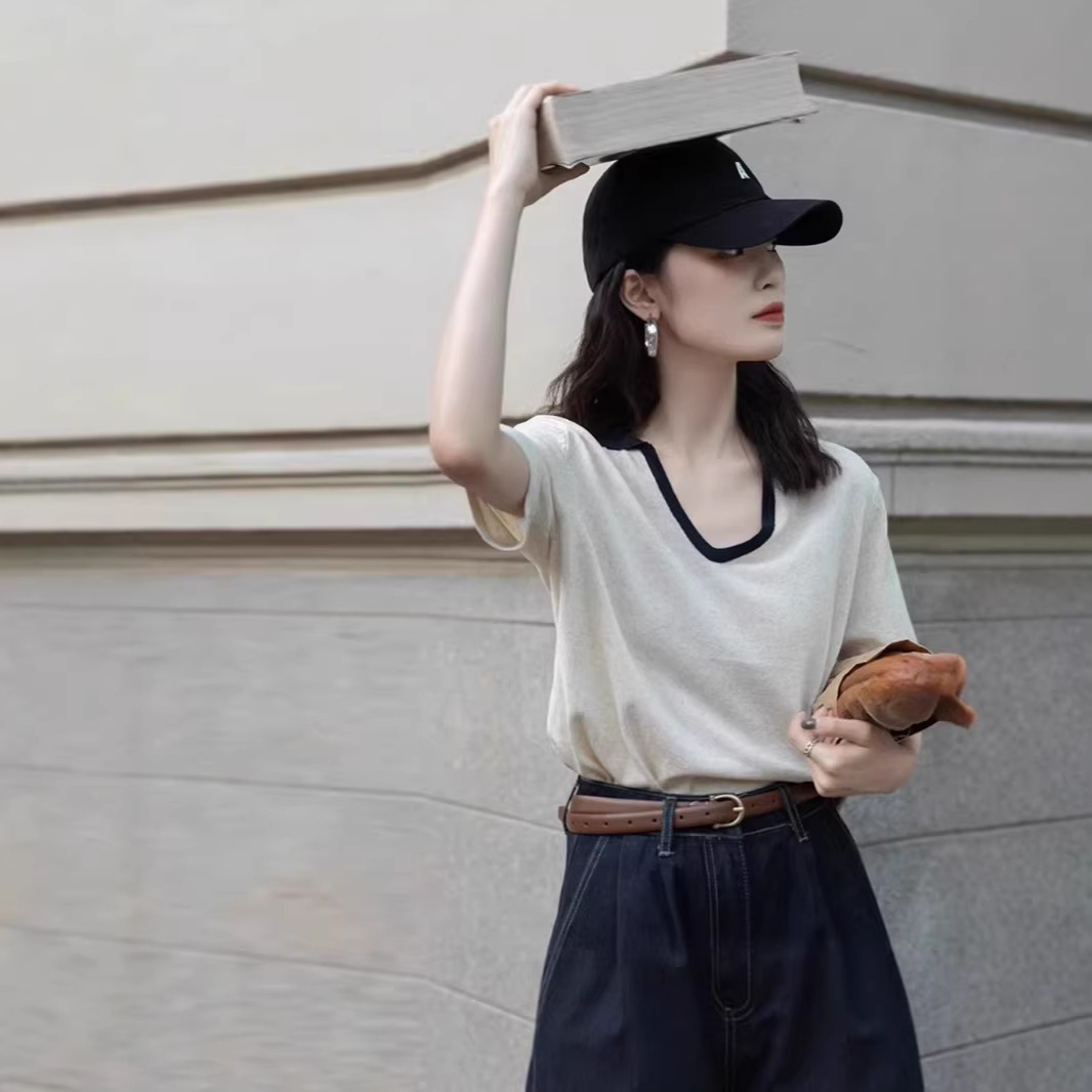 Áo thun nữ cổ V phối màu tay ngắn chất liệu lụa băng dệt kim cao cấp kiểu polo cổ thẳng vai — màu đen chi tiết 2