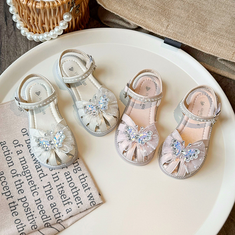 Sandálias de niñas de verano 2025, nuevos zapatos de playa para niños con suela suave, zapatos de princesa de arco