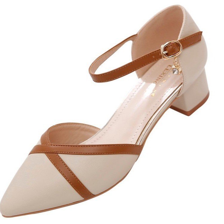 Sandalias Baotou para mujer 2025 nuevo estilo primavera y verano hebilla de una palabra tacón grueso tacón medio todo fósforo puntiagudo zapatos de trabajo para mujer