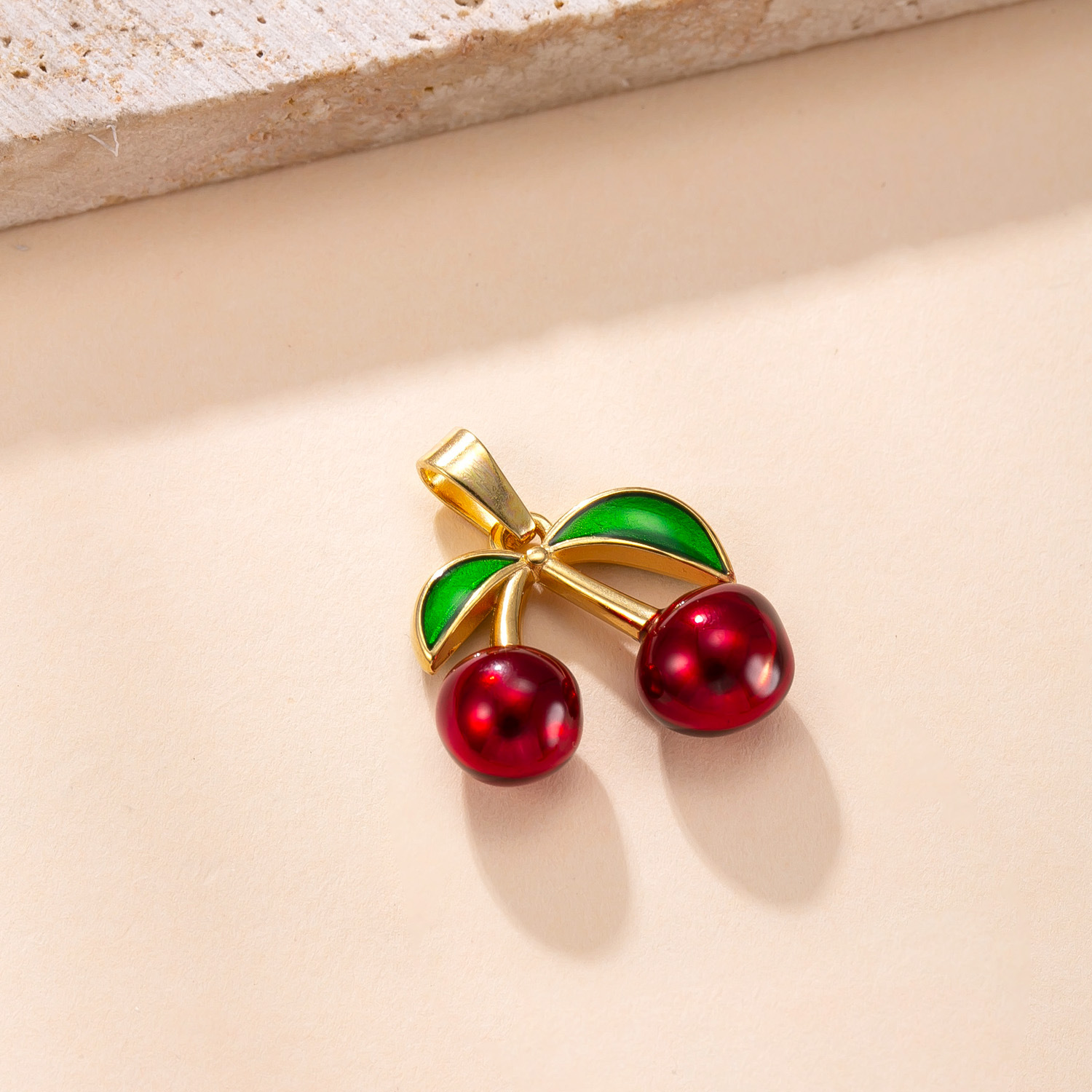 Colgante único Moda europea y americana Joyería de acero inoxidable Color Drop Oil Colgante de cereza tridimensional Accesorios de bricolaje Colgante al por mayor