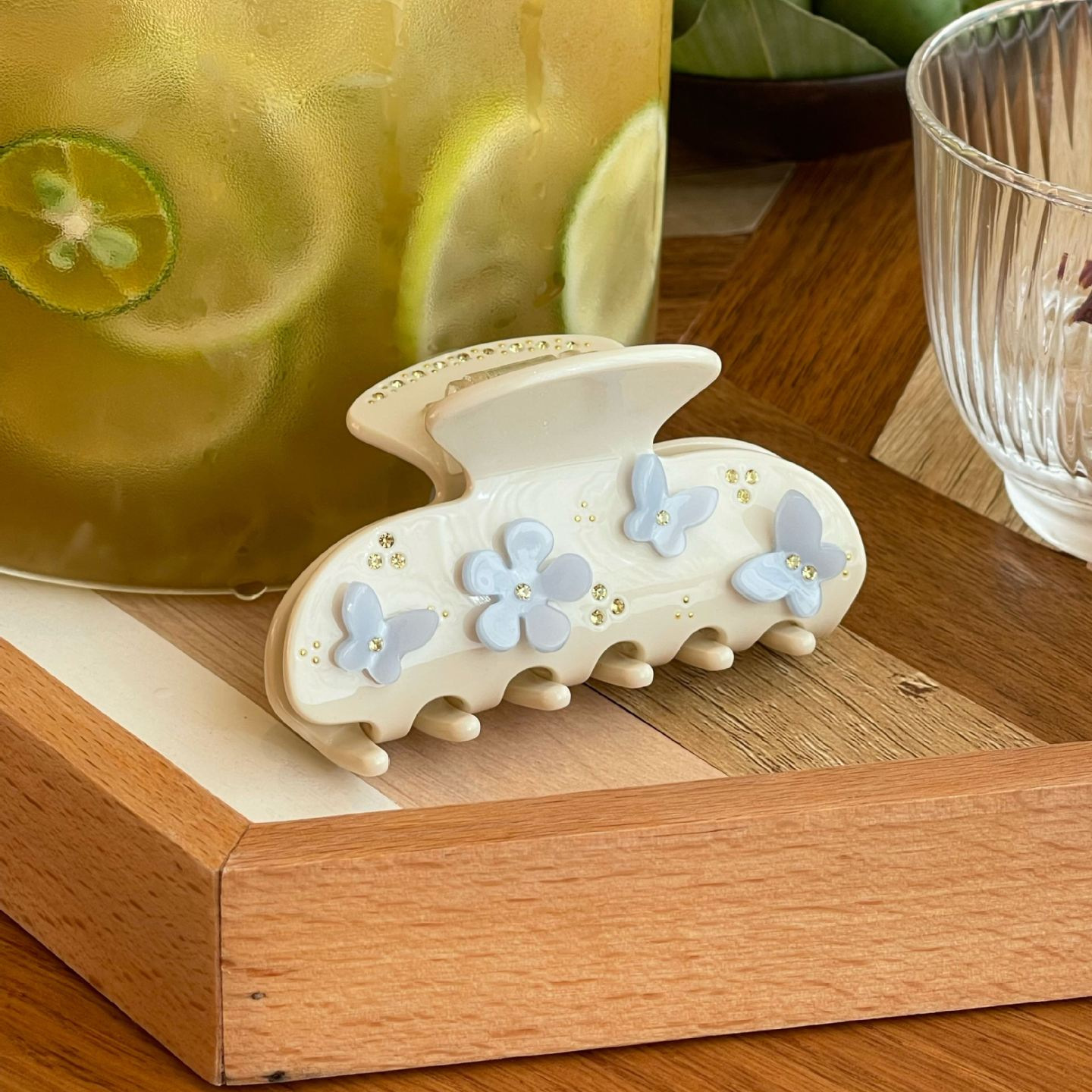 Estilo coreano Mori mariposa agarre pétalo cabeza de espalda boca de tiburón agarre del pelo industria pesada nicho diamante incrustado placa azul claro agarre del pelo