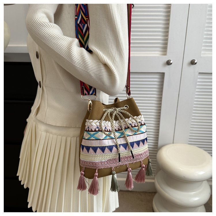 Women's Medium Canvas Geometric Ethnic Style Tassel String Bucket Bag display picture 13