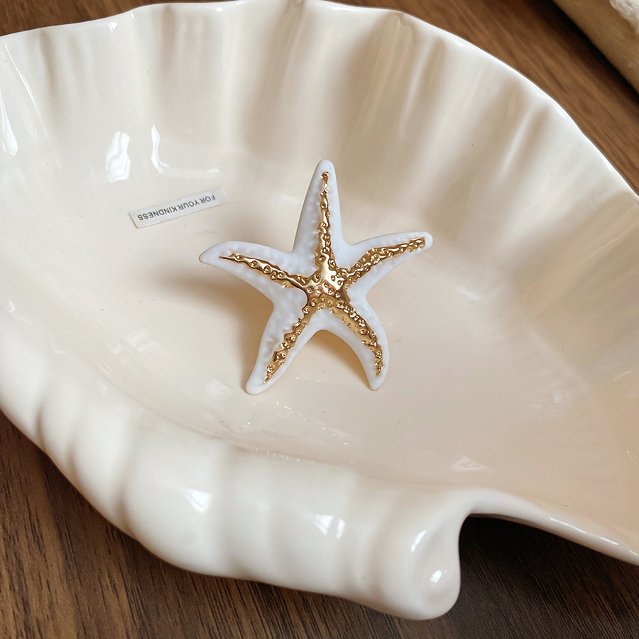 Bague pour femme, style bohème chic, ornée d'une étoile de mer plissée et d'un motif goutte d'huile, à l'index. Un bijou raffiné et sophistiqué._voghion.com