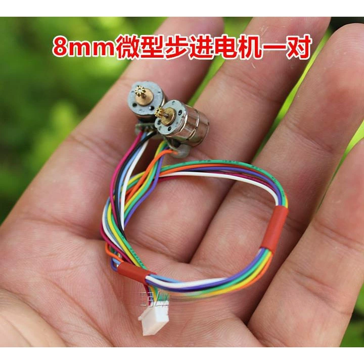 8 микрокарданных двигателей, пара зубчатых двухфазных четырехпроводных шаговых двигателей, небольшие двухфазные 4-проводные шаговые двигатели.