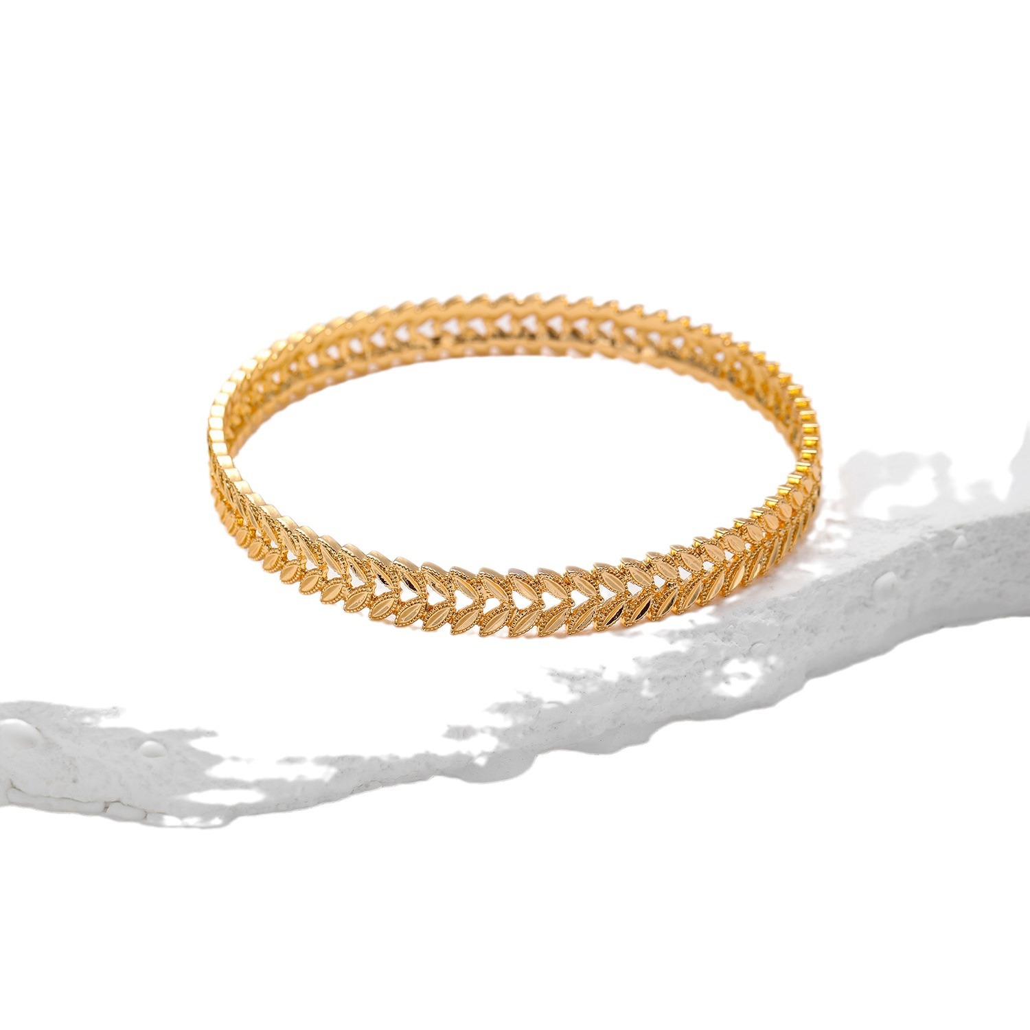 Opciones transfronterizas de venta caliente pulsera de alta calidad simple y versátil temperamento de alta gama bronce chapado en oro joyerías al por mayor inventario