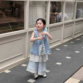 女童套装2026春夏新女宝宝蓝色清新蝴蝶结背心裙两件套屁帘格子裤