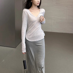 Vネックの長袖tシャツの女性の秋のシルクの底のシャツはシンプルでリラックスしています。