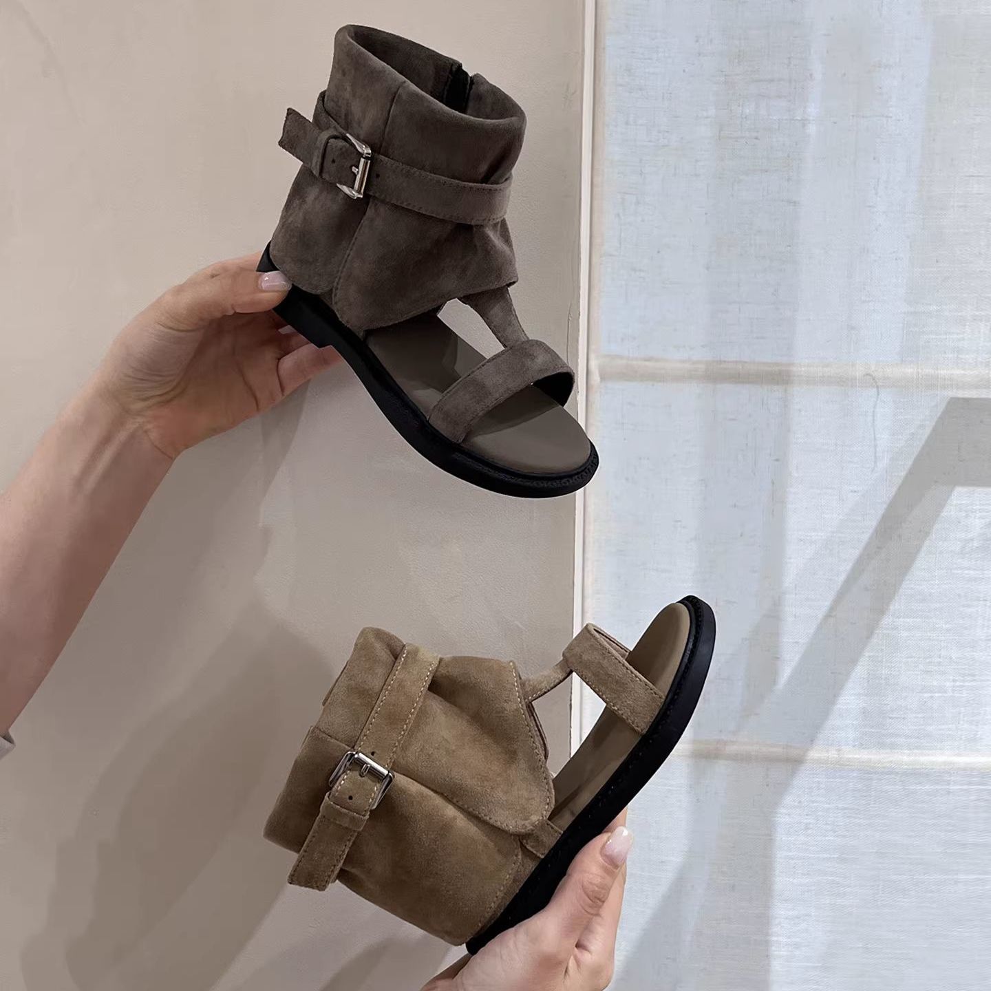 Niños de alta gama sandalias romanas de verano 2026 nuevos niños de tamaño mediano y grande al aire libre botas de cinturón frías botas retro