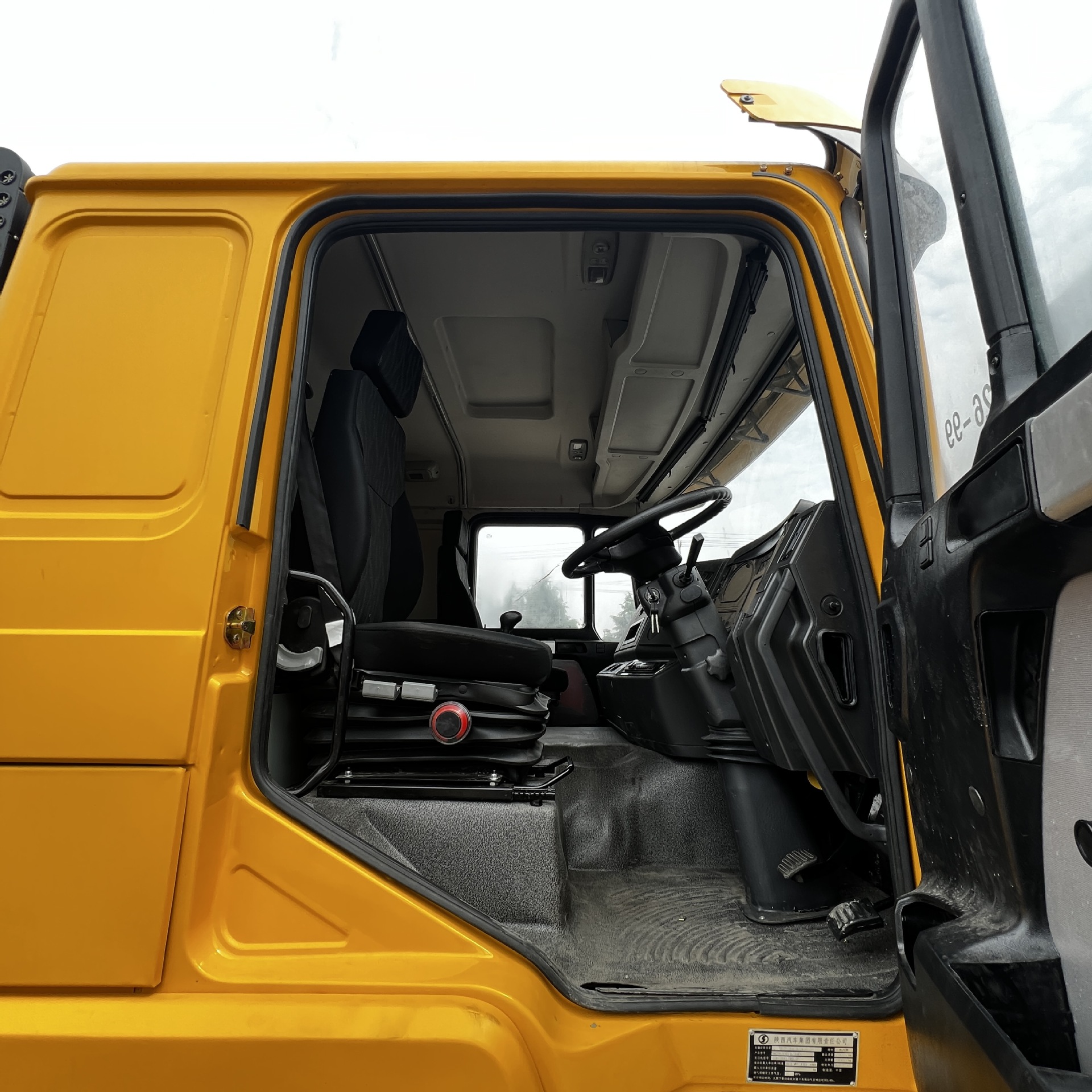 Factory Exports Remanufactured Howo Heavy-Duty Tractors, Dump Trucks, Tow Trucks, Cranes, and Buses