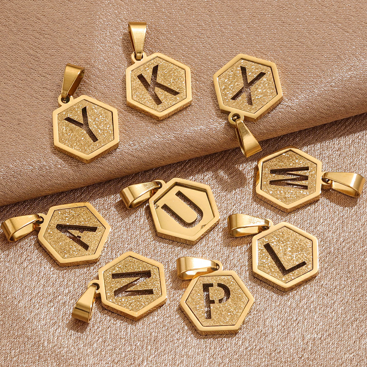 Hexagonal cuadrado europeo y americano 18K acero inoxidable 26 letras diseño de colgante de personalidad popular joyería DIY