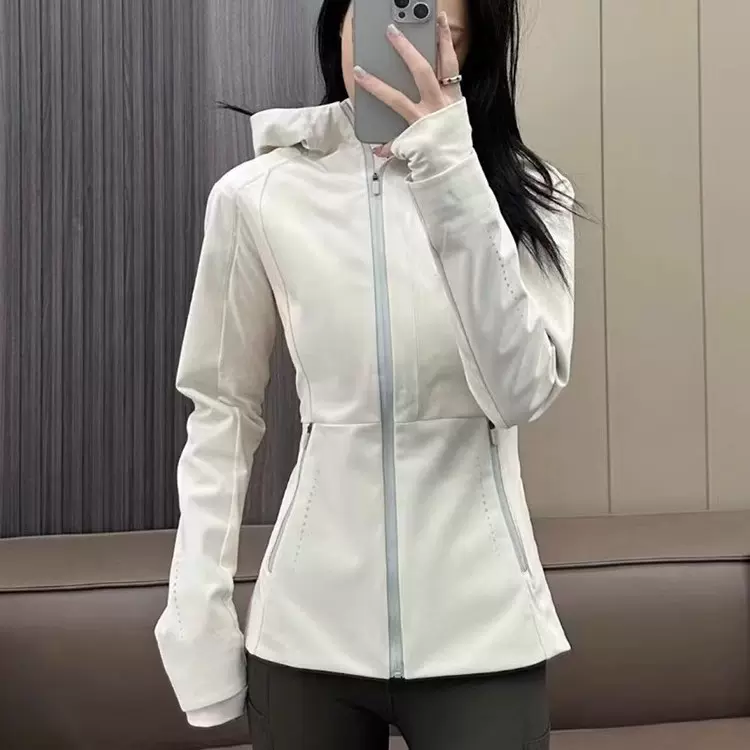 修身软壳冲锋衣女款2025开春外套登山服防风加厚收腰外套显瘦上衣