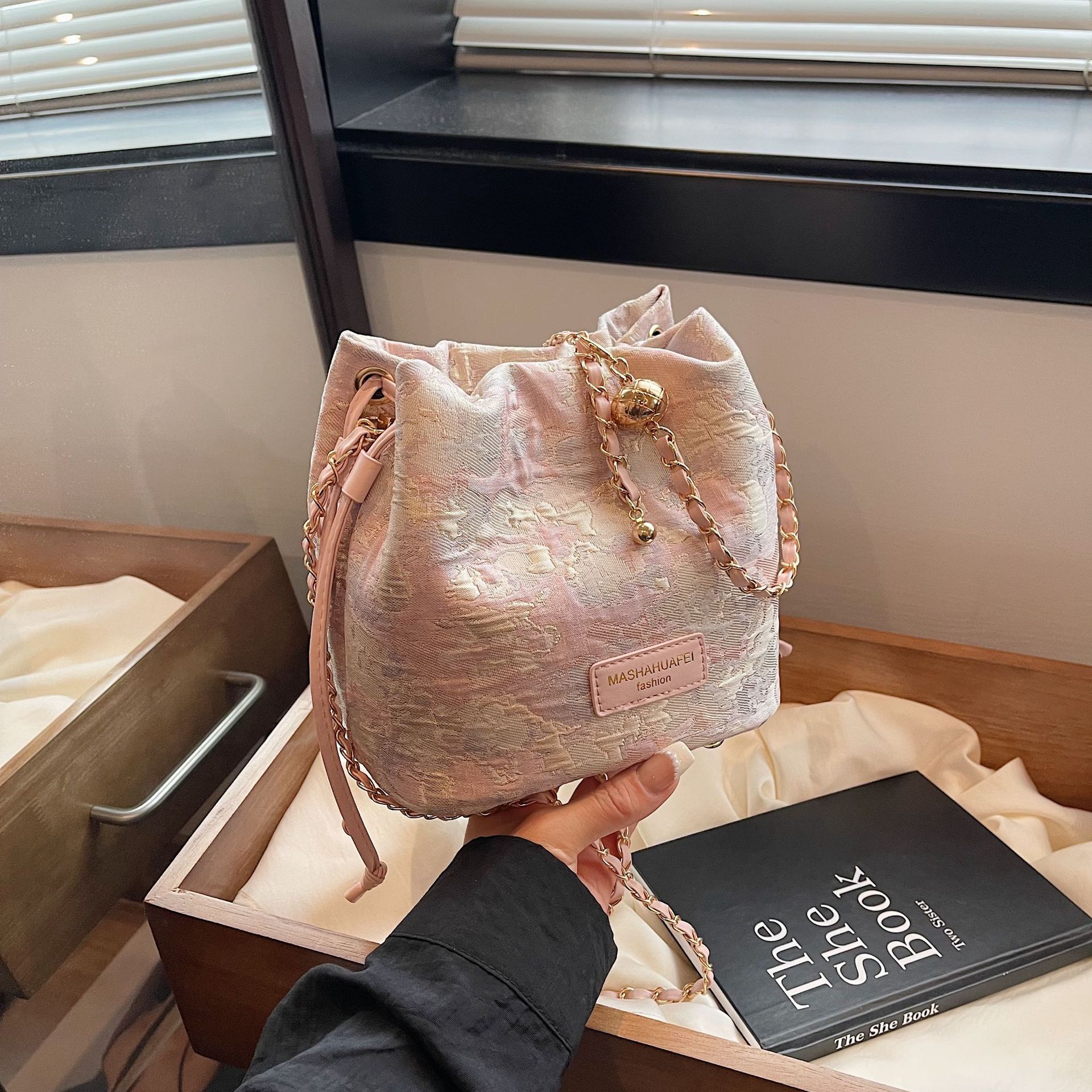 新中式國風刺繡小包包女2024新款潮時尚水桶包高級質感單肩斜挎包