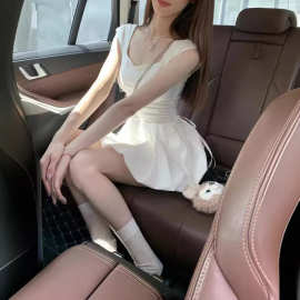 法式方领白色连衣裙女夏季新款设计感辣妹抽绳短裙收腰显瘦花苞裙