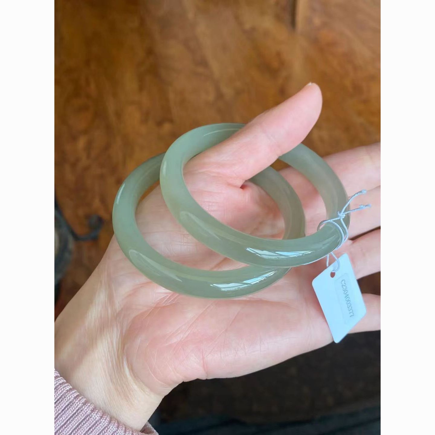 Vòng tay ngọc bích Hetian tự nhiên màu hồ nước xanh, dáng tròn mảnh, đường kính 52–64 mm