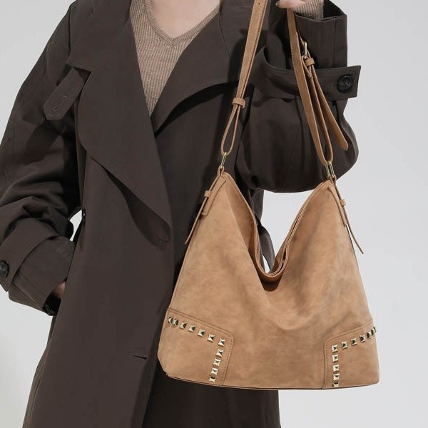 跨境复古麂皮绒铆钉托特包新款百搭大容量通勤日常斜挎包