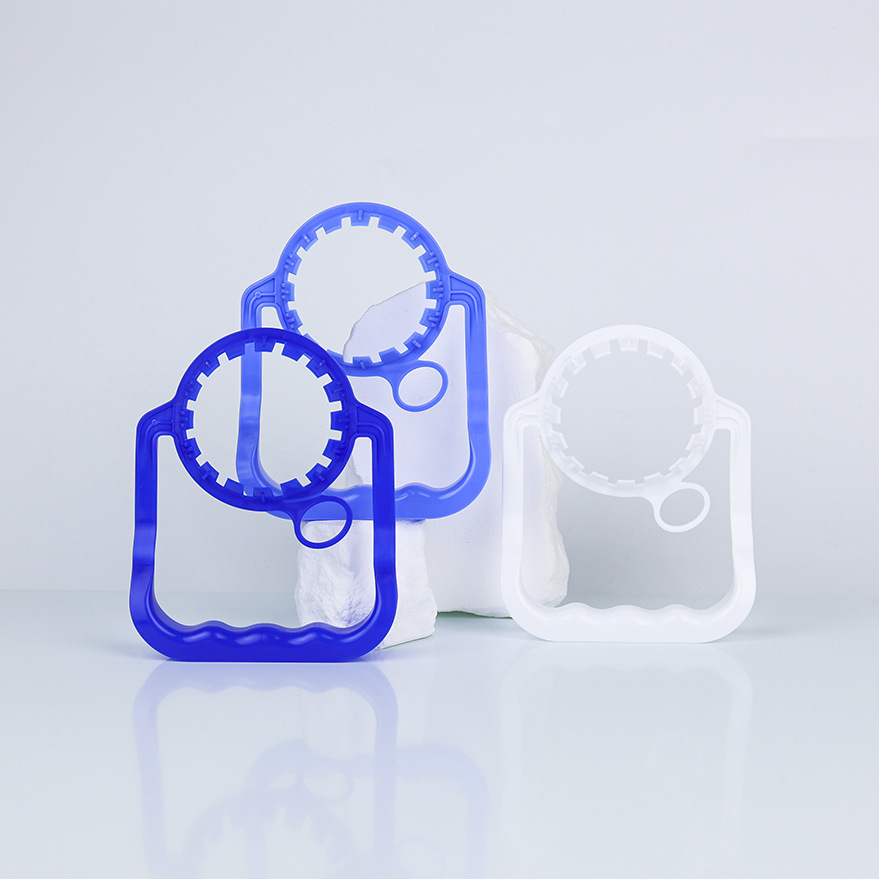 Fábrica de fuente al por mayor botella de agua potable desechable mango de plástico 55 calibre botella de bebidas PE mango