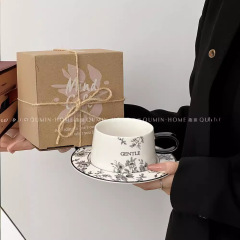 柔らかい夢の陶磁器のコーヒーカップの皿の女性の高級感のスーツの精巧で軽い高級なラテカップの家庭用コップ
