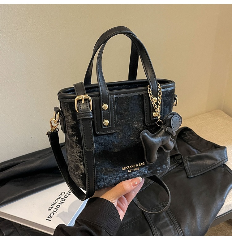 2024 New Popular Small Bag This Year Women's Fashion Versatile One Shoulder Crossbody Bag Retro Small Handheld Bucket Bag_voghion.com