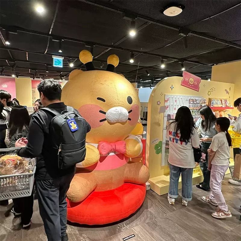 巨型卡通形象充气模型 商业空间吸睛装置主题活动沉浸式互动气模