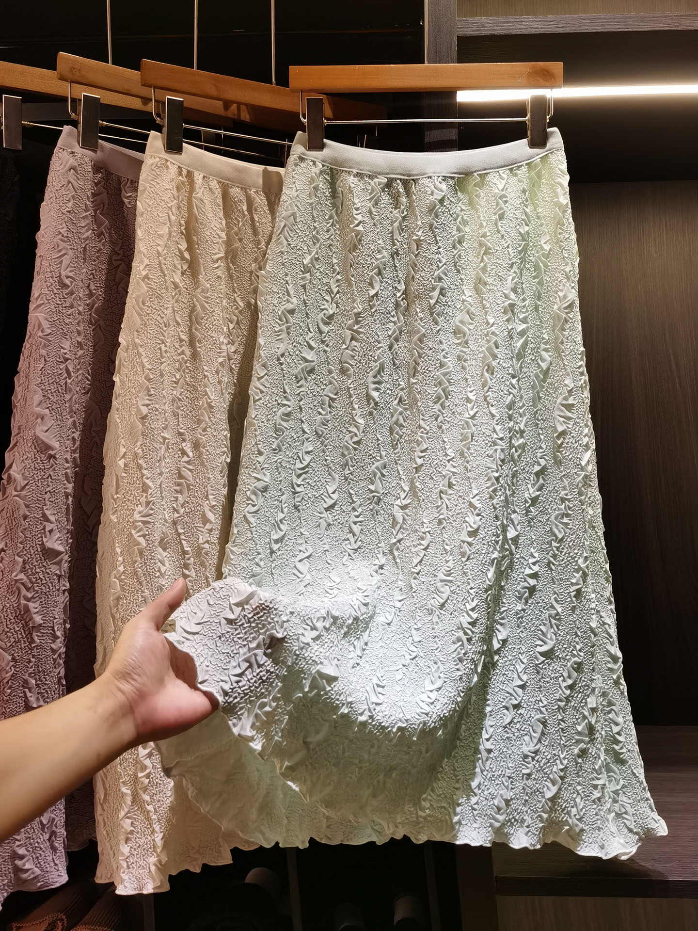 Chân váy xếp ly nữ cạp cao dáng chữ A, vải hoa văn ép hoa, thun lưng co giãn, suông rủ nhẹ — màu đen, Xanh lá cây nhạtcolor, Hồng ngó sen, màu mơ