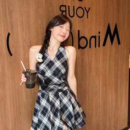 黑白格子连衣裙女2026夏季新款复古收腰显瘦v领挂脖背心短裙女装