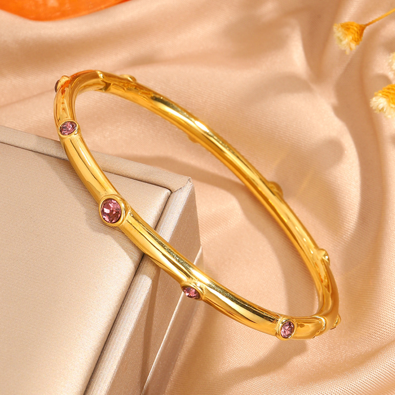 Mujeres de acero inoxidable diez pulseras de perforación galvanizadas de alta calidad 18k oro de moda pulseras de lujo ligeras joyas personales versátiles