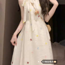 白色海边度假碎花连衣裙女夏季2025新款法式收腰无袖挂脖吊带长裙