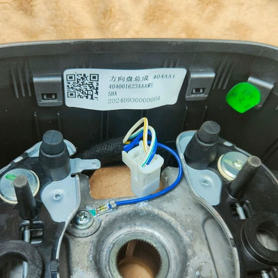 a two-tone genuine leather design – Steering wheel