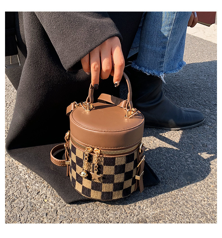 Autumn And Winter Niche Checkerboard Single Shoulder Messenger Bag Fashion All-match Portable Bucket Bag display picture 7