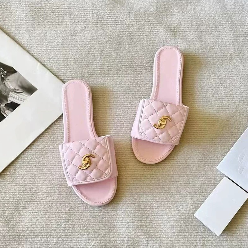 Zapatillas de botón de mochila pequeña fragante de viento para mujeres con zapatillas de fondo plano negro verano 2025 nuevas zapatillas de playa para mujeres