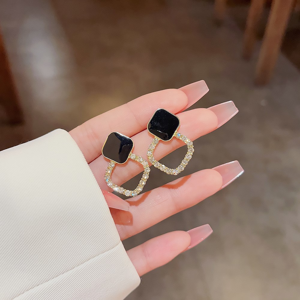 Luz de lujo de alto nivel nicho de diseño femenino sensación de aretes de bordilla temperamento perla asimetría joyería perla al por mayor