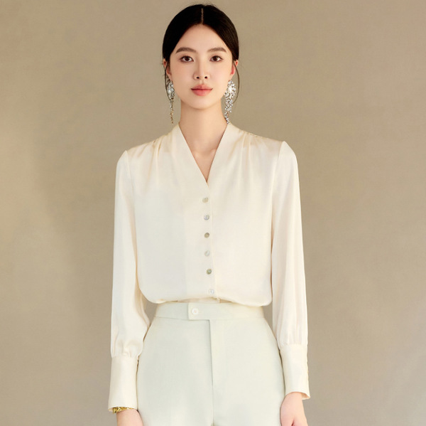 Spring High-End V-Neck Apricot-Colored Fashion Shirt for Women, Light Luxury Versatile Shirt with a Silky Lining, Elegant and Complexion-Enhancing