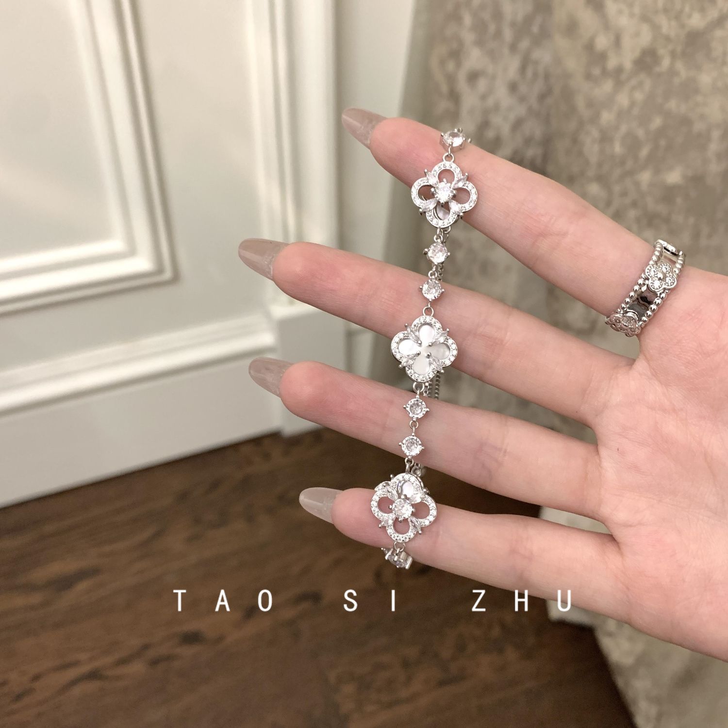 A sensação de uma filha rica! Pulseira removível de zircão madrepérola com flor de quatro folhas, pulseira socialite requintada, leve, luxuosa e sofisticada