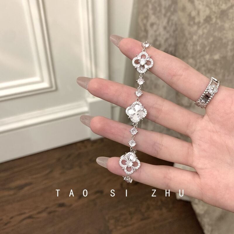The daughter of a rich family is the sense of sight! Four-leaf Fritillaria Zircon Bracelet Exquisite Light Luxury High-level Celebrity Bracelet
