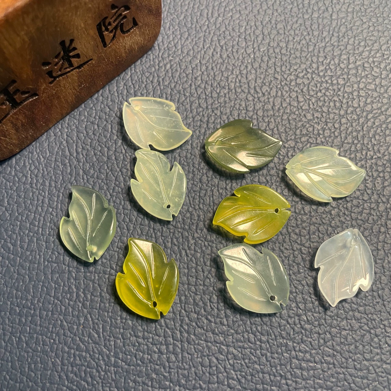 Аксессуары из нефрита в форме листа, кулоны из нефрита в форме листа оптом от производителя, в наличии, новинки 2024 года