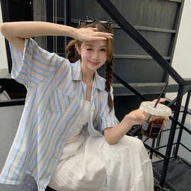 夏日盐系蓝条纹短袖衬衫女2026年韩版显瘦慵懒宽松直筒西装领上衣