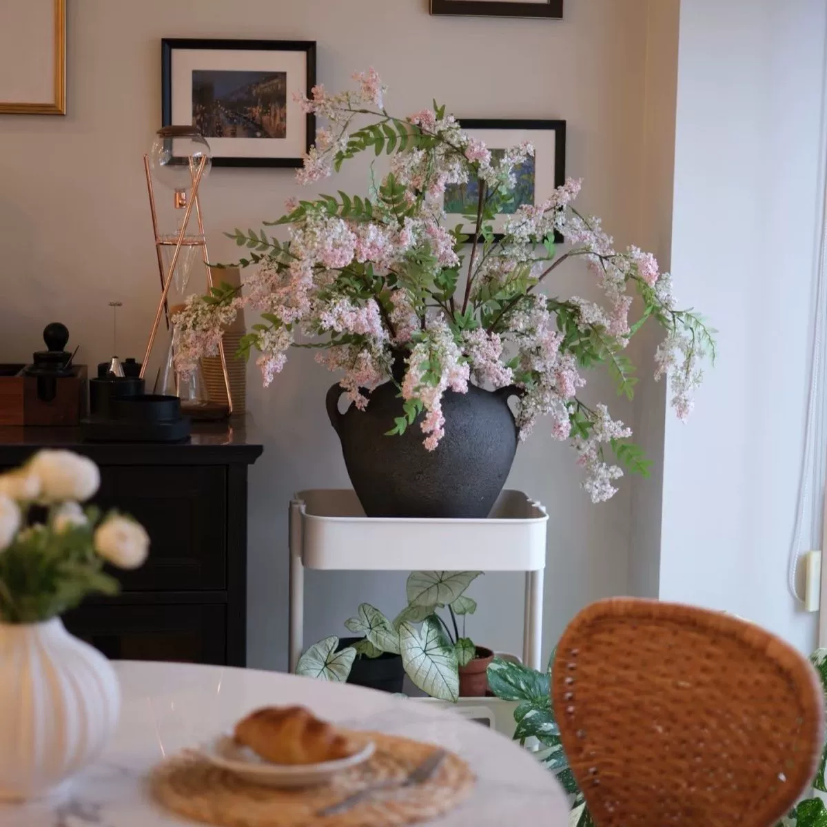 Высококачественные искусственные цветы для витрин, обеденных столов и украшения гостиной, шелковые цветы, искусственные цветы, флокированные ромашки и цветы акации.