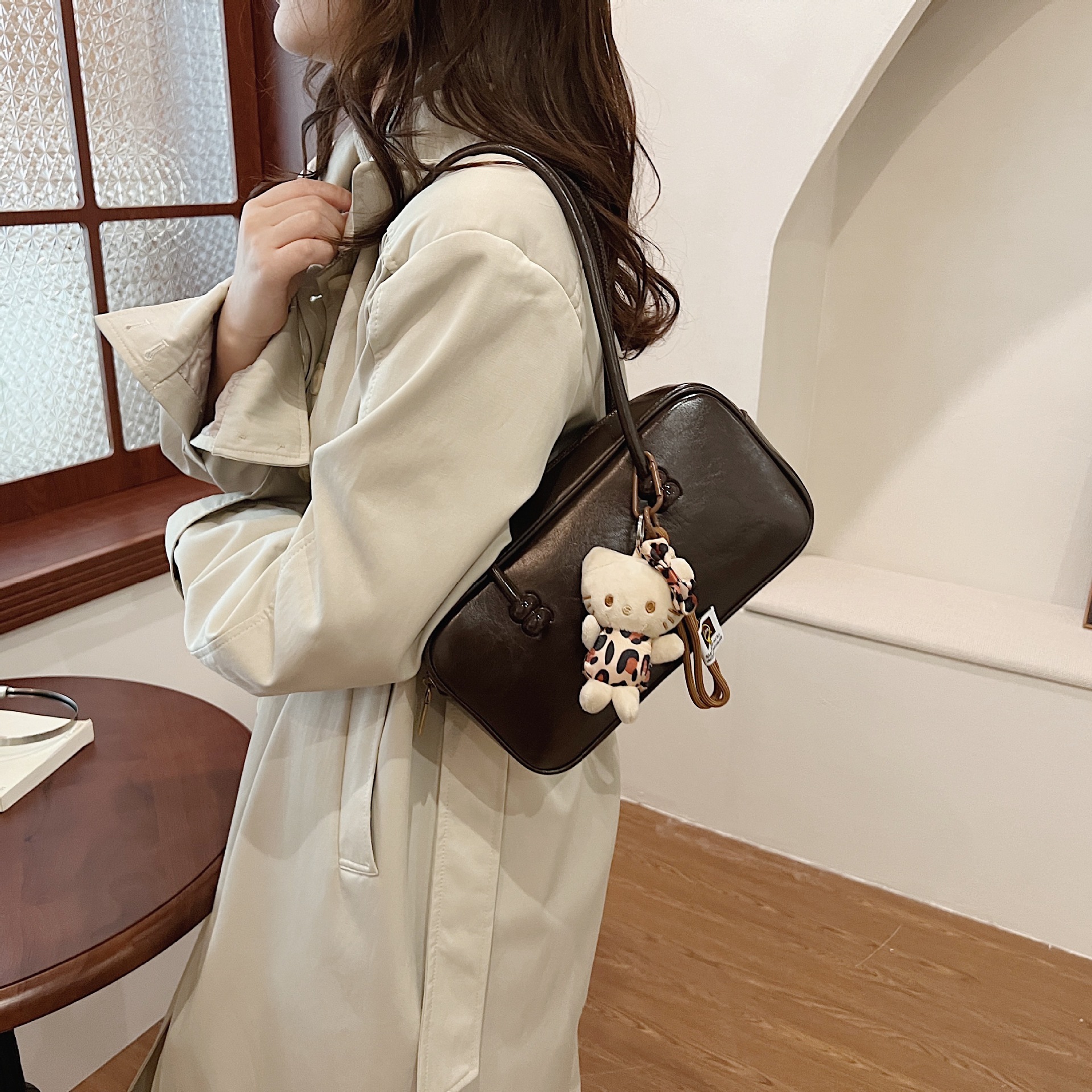 Bolsa de bolos portátil retro simple para mujeres otoño / invierno 2025 nueva bolsa de almohada casual para viajar bolsas de hombro y axila
