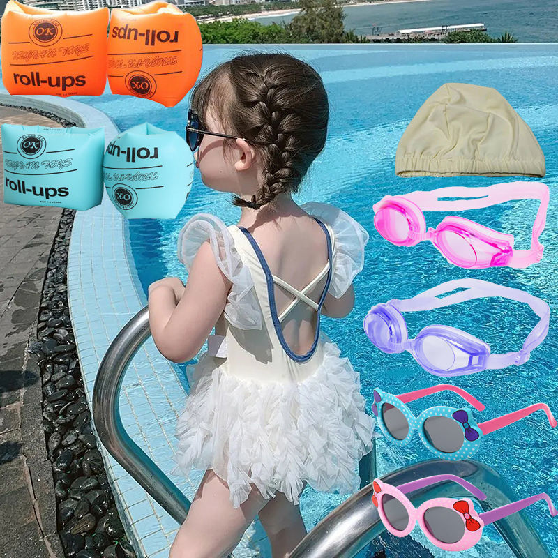 Trajes de baño beige + sombrero + gafas de sol + brazaletes
